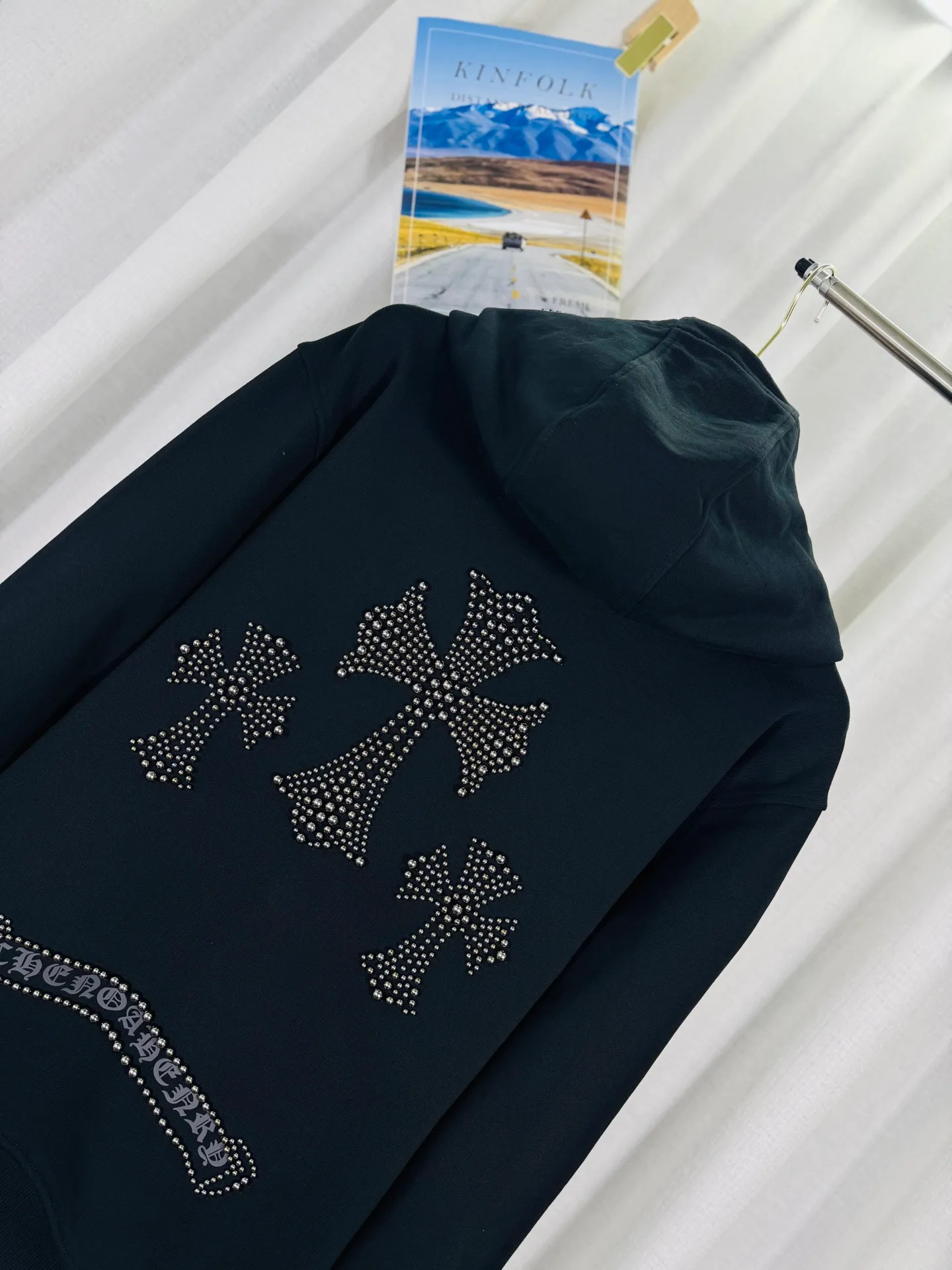 P380 top version, real shot without P, ​​different from market currency) 𝗖𝗵𝗿𝗼𝗺𝗲 𝗛𝗲𝗮𝗿𝘁𝘀/Cro Heart 2025 Rivets Autumn and Winter New Original Single Counter American Rivets 3D Three-dimensional Couple Casual Cardigan Sweatshirt 👑The highest version! Customized fabric 550g tripe terry fabric! American acid-washed and distressed original fabric with laser rivets. Best-selling model at the counter. Very comfortable to wear. Accessories: Original molded and authenticated collar label➕100% silk wash label. Genuine purchase-grade original hangtag➕matching hanging rope➕3D hanging beads➕original packaging bag. Craftsmanship: The original version has consistent wiring! The highest version of the armhole matching technique! Color: Black Size: S M L XL Style No.: 6103